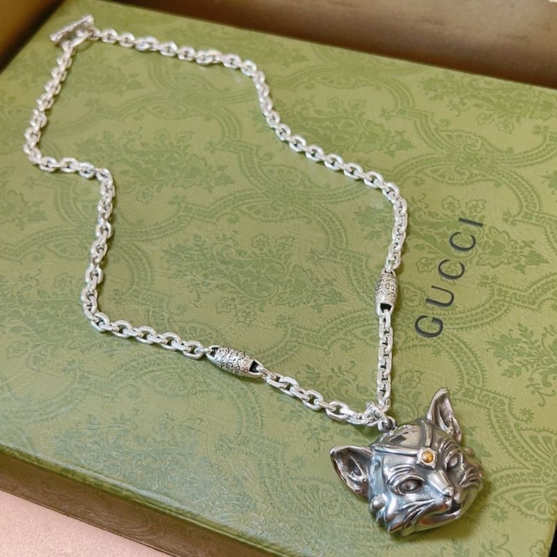 G*u*i necklaces